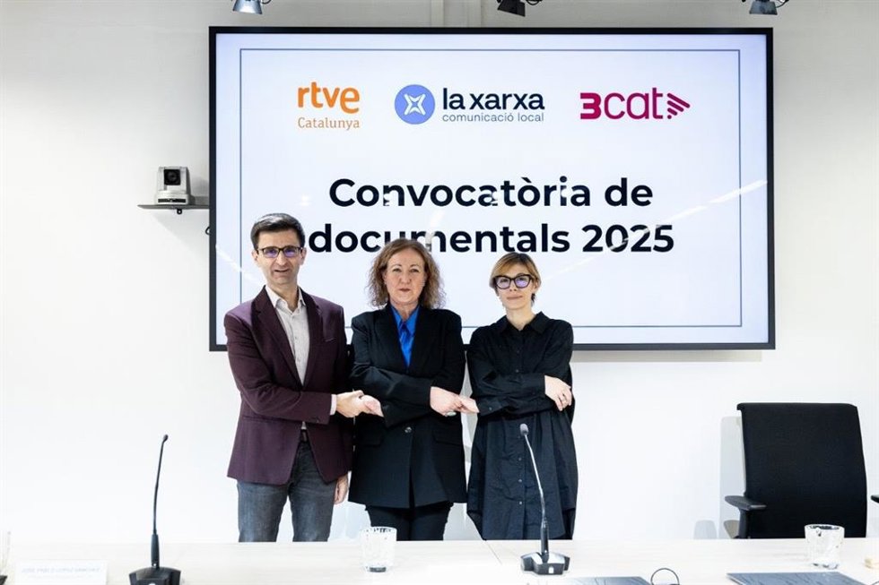 La Xarxa, 3Cat y RTVE unen esfuerzos para promover documentales en catalán, con José Pablo López (RTVE), Núria de José (La Xarxa) y Rosa Rom (3Cat)
