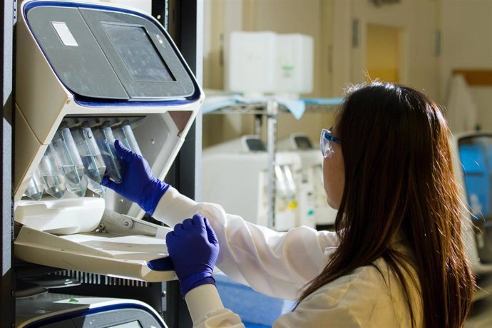 Archivo - Una mujer trabajando en un laboratorio científico. (Foto de archivo).