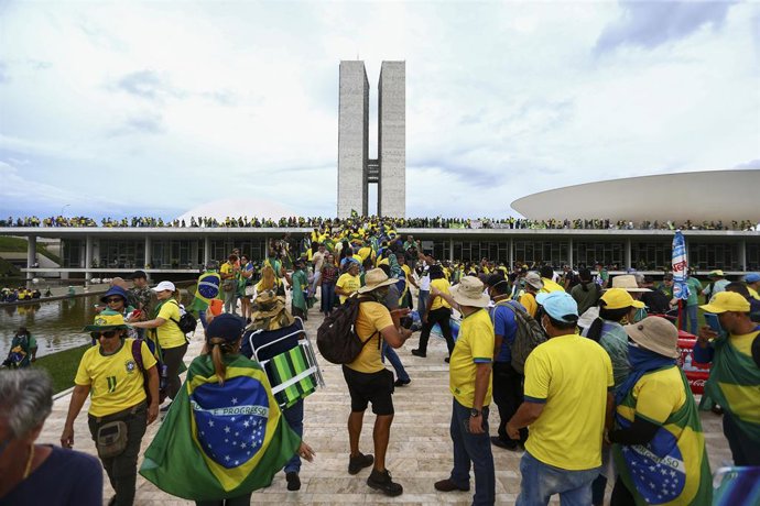 Archivo - Arquivo - Apoiadores de Jair Bolsonaro durante ataques ao Congresso do Brasil em janeiro de 2023 (arquivo).