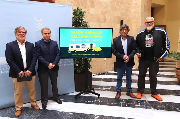 El teniente de alcaldesa de Turismo y Promoción de la Ciudad en el Ayuntamiento de Jerez, Antonio Real, Carlos Landín, director de Expoalia, y Juan Ángel Duarte, director de la empresa Automociona, presentan el Salón Andaluz del Caravaning