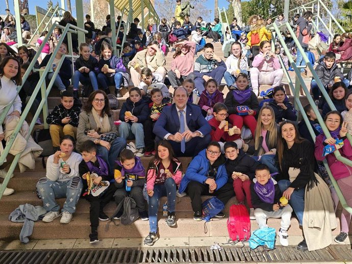 El rector de la UJA (c), junto a alumnado participante en actividades con motivo del Día Internacional de la Mujer y la Niña en la Ciencia.