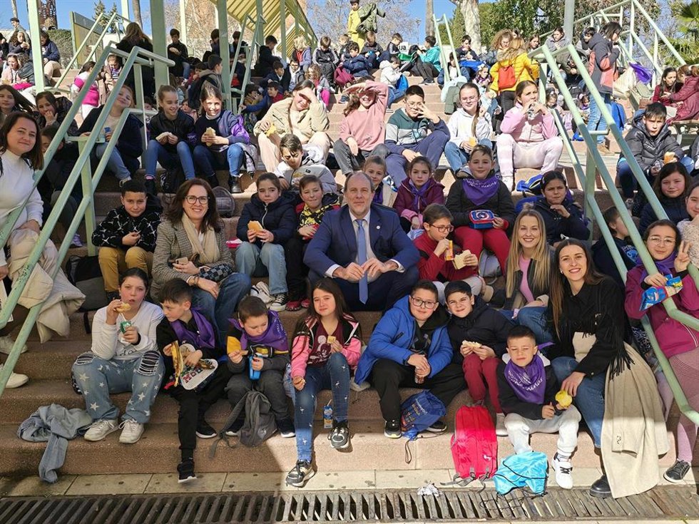 El rector de la UJA (c), junto a alumnado participante en actividades con motivo del Día Internacional de la Mujer y la Niña en la Ciencia.