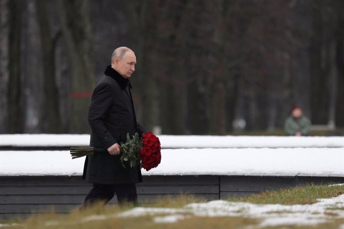 El presidente de Rusia, Vladimir Putin, deposita una ofrenda en San Petersburgo