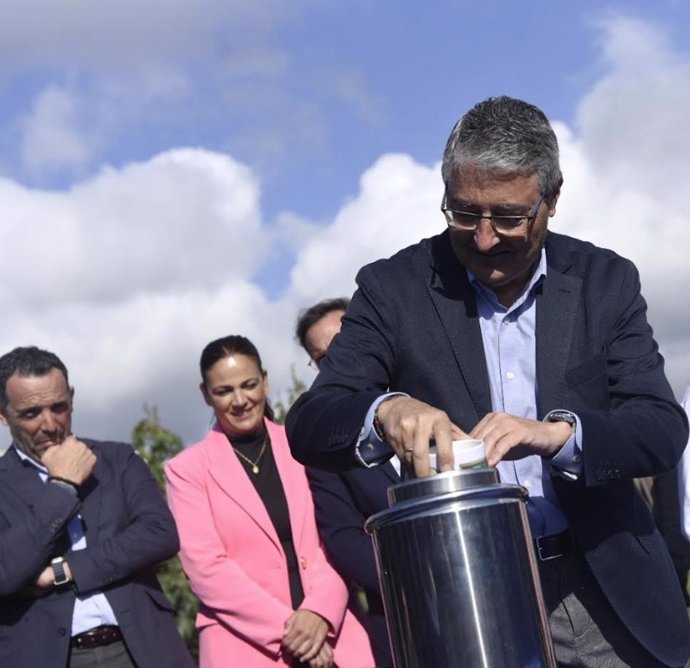 El alcalde de Rincón de la Victoria en el acto de colocación de la primera piedra del Parque Periurbano del Mediterráneo.