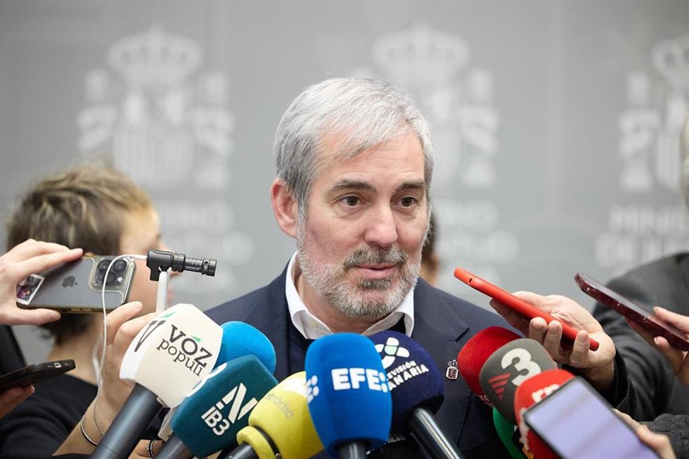 El presidente del Gobierno de Canarias, Fernando Clavijo, comparece antes los medios de comunicación, tras su reunión con la ministra de Juventud e Infancia, Sira Rego, en el Ministerio de Juventud e Infancia, a 6 de febrero de 2025, en Madrid (España).