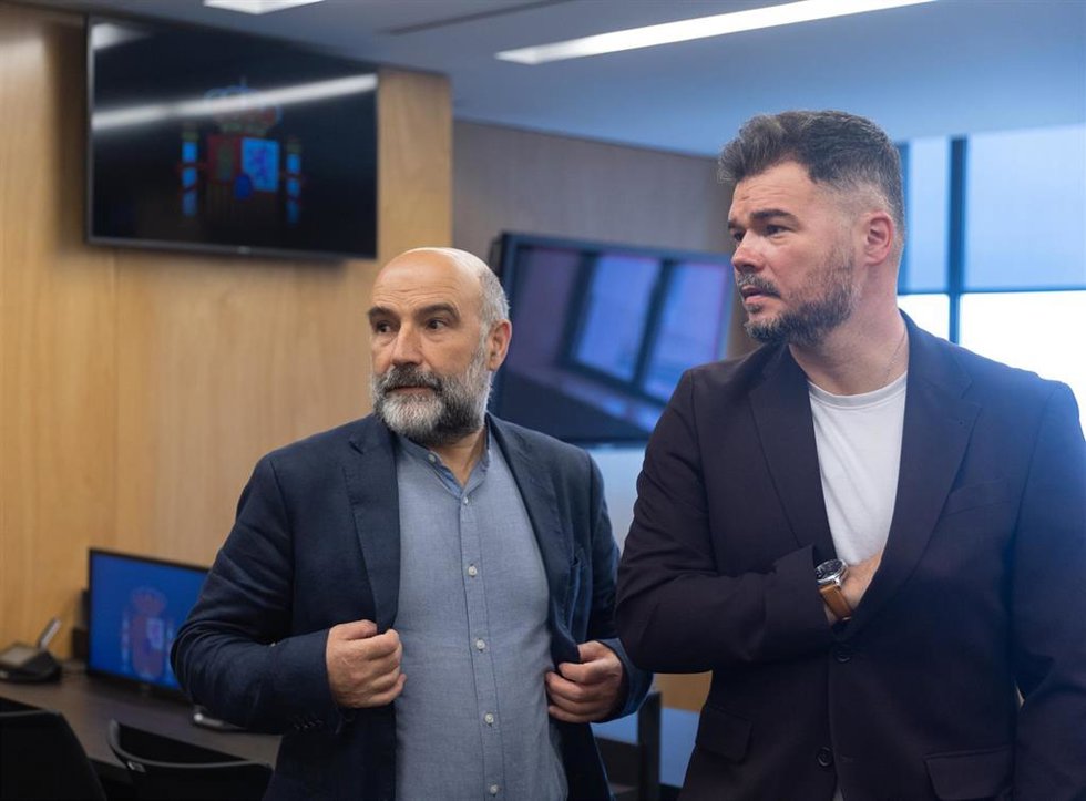 Archivo - El diputado del BNG en el Congreso, Néstor Rego (i), y el portavoz de ERC en el Congreso, Gabriel Rufián (d), tras una reunión para presentar una Proposición de ley, en el Congreso de los Diputados, a 27 de junio de 2024, en Madrid (España). H