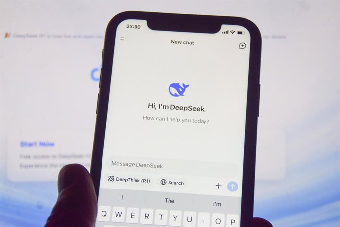 27 de janeiro de 2025, Reino Unido, Londres: Nesta ilustração fotográfica, o aplicativo DeepSeek é visto na tela de um telefone com o site do DeepSeek em segundo plano. As principais empresas de tecnologia dos EUA viram suas ações caírem à medida que os d
