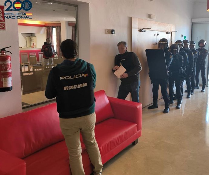 Agentes de la Policía Nacional, durante el simulacro de toma de rehenes llevado a cabo este martes en la Playa de Palma.