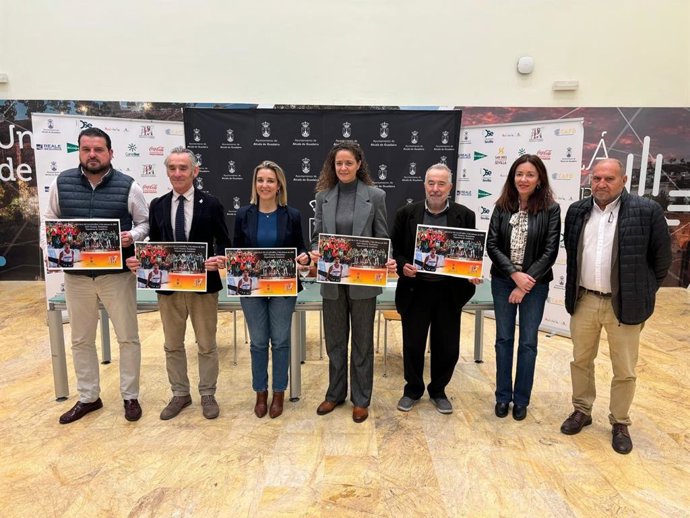 La alcaldesa de Alcalá, primera por la izquierda, en la presentación de la XXIV Gala de Premios de la Federación de Periodistas Deportivos, en el auditorio Riberas del Guadaíra.