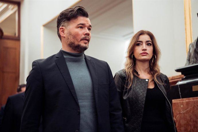 O porta-voz da ERC no Congresso, Gabriel Rufián, em sua chegada a uma sessão plenária extraordinária, no Congresso dos Deputados, em 22 de janeiro de 2025, em Madri (Espanha). O Congresso realiza a primeira sessão plenária extraordinária do ano, com o obj