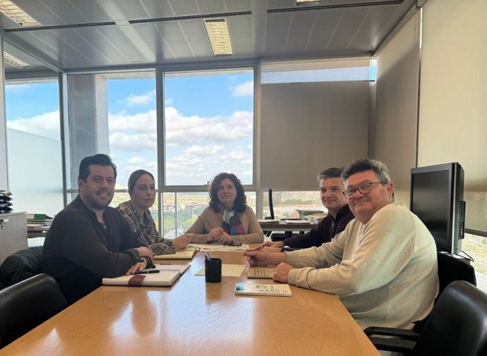 La directora general d'Infraestructures Viàries, María José Martínez Ruzafa, es reunix amb el tercer tinent d'alcalde de l'Ajuntament de Mislata, Ximo Moreno, i la regidor d'Urbanisme, Mercedes Caballero, per a definir la ronda nord del municipi.