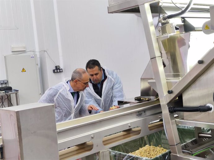 El director general de Industria de la Junta de Castilla y León en su visita a una empresa de Trabadelo (León).
