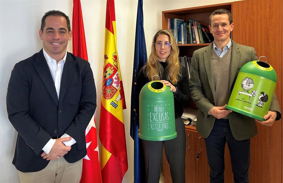 Cristina Aparicio, Directora de Transición Energética y Economía Circular de la Comunidad de Madrid; Gonzalo De Sebastián, Director de Estrategia e Innovación de Ecovidrio; y Ricardo Sevilla, subdirector de gerencias de la zona norte y centro de Ecovidr