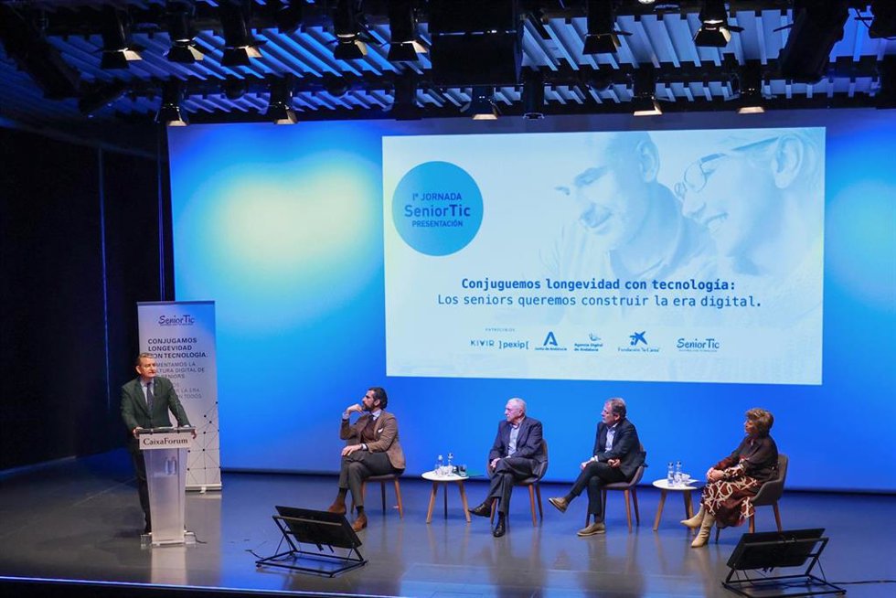 El consejero de la Presidencia, Interior, Diálogo Social y Simplificación Administrativa, Antonio Sanz, interviene durante la jornada Senior Tic. A 11 de febrero de 2025, en Sevilla (Andalucía, España). El consejero de la Presidencia, Interior, Diálogo 