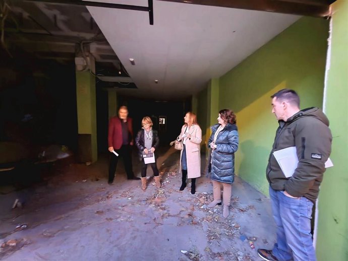 La alcaldesa de Teruel, Emma Buj, se reúne con la Asociación de Vecinos Carrel.