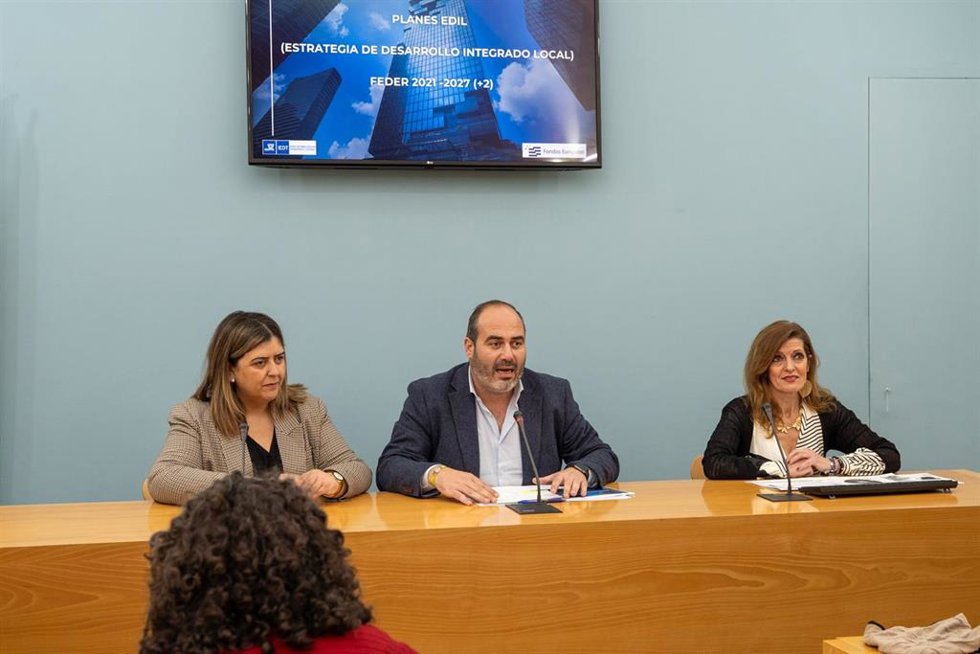 Antonio Aragón con la alcaldesa de Conil en rueda de prensa.