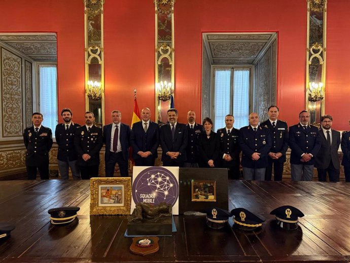 Las autoridades italianas y españolas durante el acto de entrega de las tres obras de artes robadas en España entre 2021 y 2022