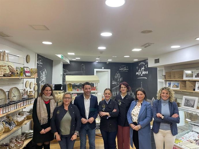 Javier Perales (3i), en su visita a La Despensa de Antequera.