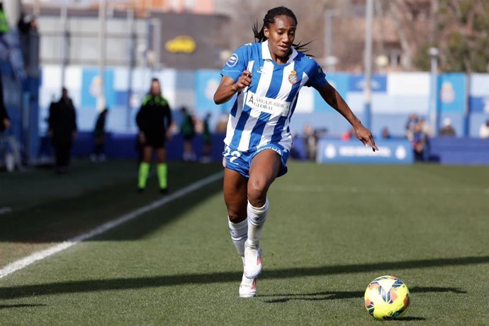 Daniela Caracas, jogadora do RCD Espanyol Femení, na partida da Liga F contra o Barça Femení.