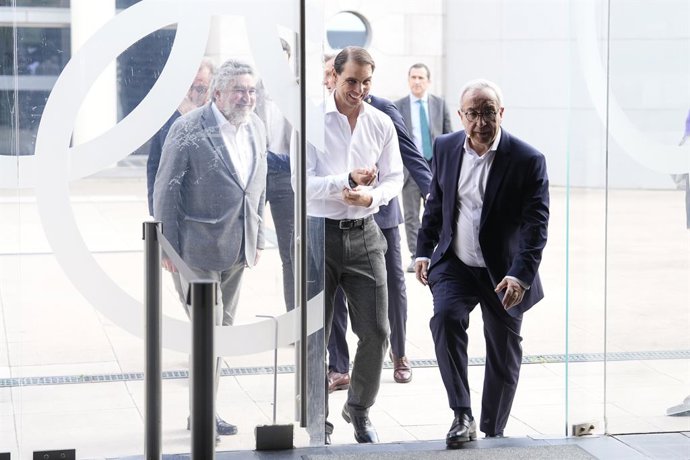 Jose Manuel Rodriguez Uribes, Presidente do Conselho Superior de Esportes CSD, Rafael Nadal e Alejandro Blanco, Presidente do Comitê Olímpico Espanhol COE, durante uma homenagem a Rafael Nadal celebrada na sede do COE em 11 de fevereiro de 2025, em Madri,