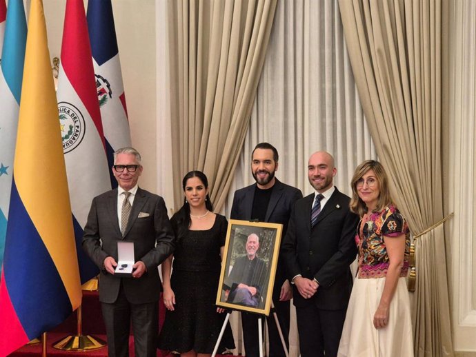 La presidenta de CEAPI, Núria Vilanova, El presidente de El Salvador, Nayib Bukele en una audiencia privada con empresarios de CEAPI