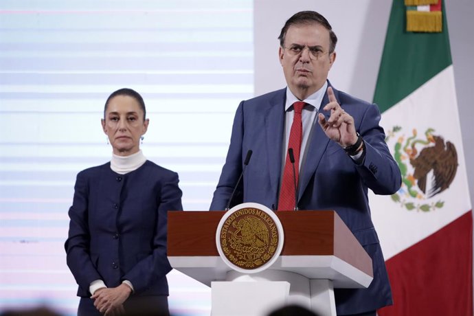 O Secretário de Economia do México, Marcelo Ebrard, discute a pausa de um mês na aplicação das tarifas impostas ao México pelo governo dos EUA durante uma conferência informativa no Palácio Nacional, em 2 de fevereiro de 2025, na Cidade do México, México.