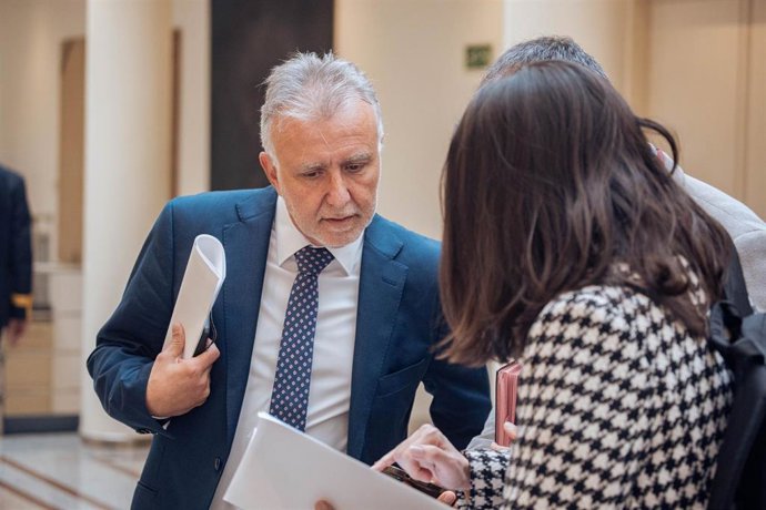 El ministro de Política Territorial y Memoria Democrática, Ángel Víctor Torres, a su llegada a una sesión de control al Gobierno en el Senado, a 11 de febrero de 2025, en Madrid (España). El Gobierno se enfrenta a la primera sesión de control en el senado