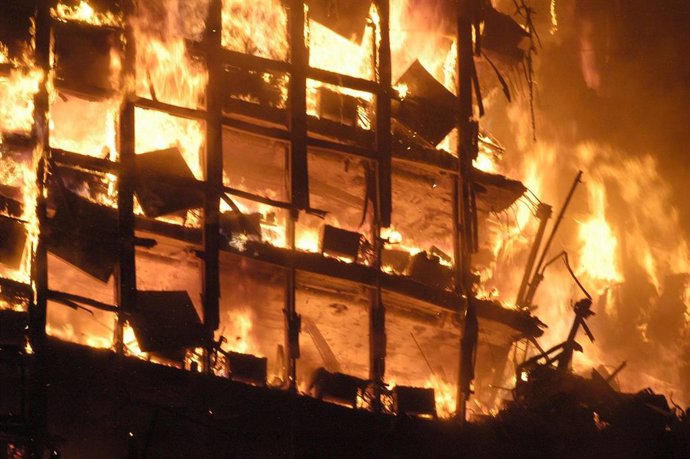 Archivo - Archivo.- Incendio en el edificio Windsor de Madrid