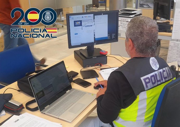Archivo - Un agente de la Policía Nacional de delitos informáticos.