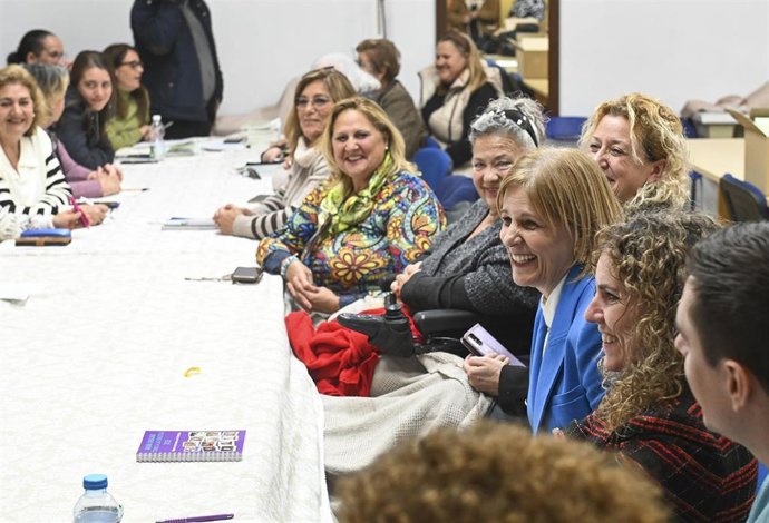 La alcaldesa de Jerez de la Frontera (Cádiz), María José García-Pelayo, en una convivencia con mujeres de la Federación Sol Rural.