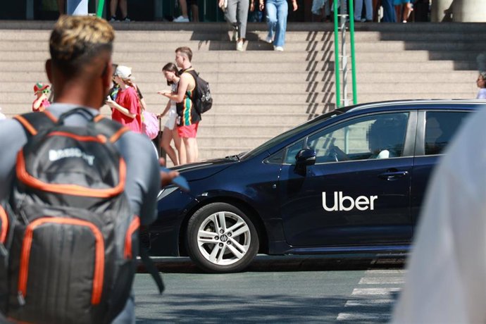 Archivo - Vehículo VTC en el acceso a la Estación de Autobuses de Plaza de Armas, en el centro de Sevilla. 