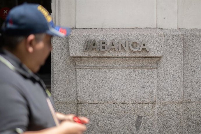 Archivo - Vista de una de las oficinas de Abanca, a 6 de junio de 2024, en Madrid (España). 