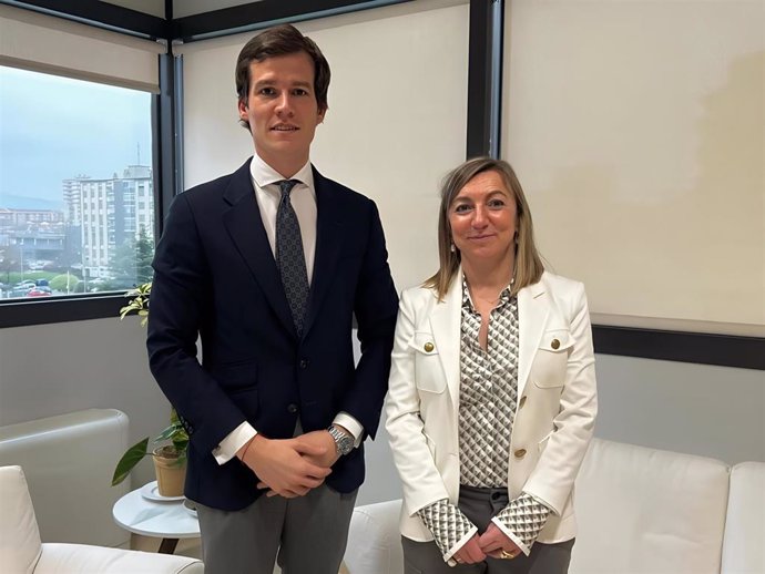 Reunión del portavoz de Vox, Ángel Alda, con la rectora de la UR, Eva Sanz