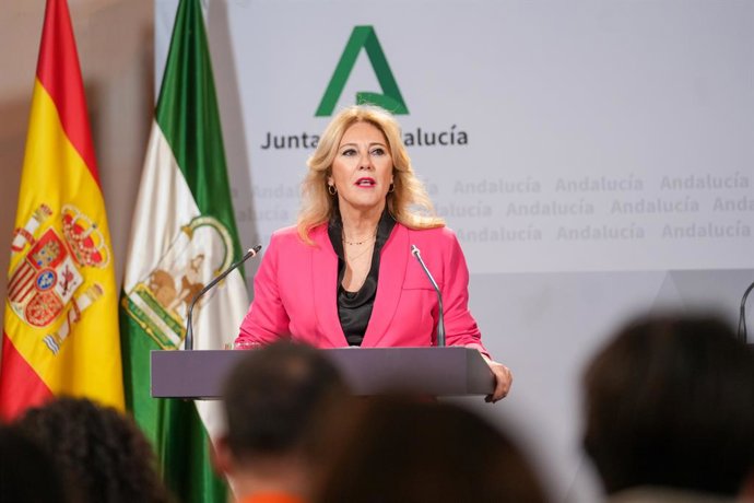 La consejera de Economía, Hacienda y Fondos Europeos y portavoz del Gobierno, Carolina España durante la rueda de prensa posterior al Consejo de Gobierno. A 11 de febrero de 2025, en Sevilla (Andalucía, España). El Consejo de Gobierno de la Junta de Andal