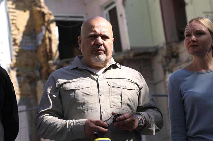 Archivo - Karim Khan, fiscal jefe del TPI, durante una visita a Ucrania en septiembre de 2024