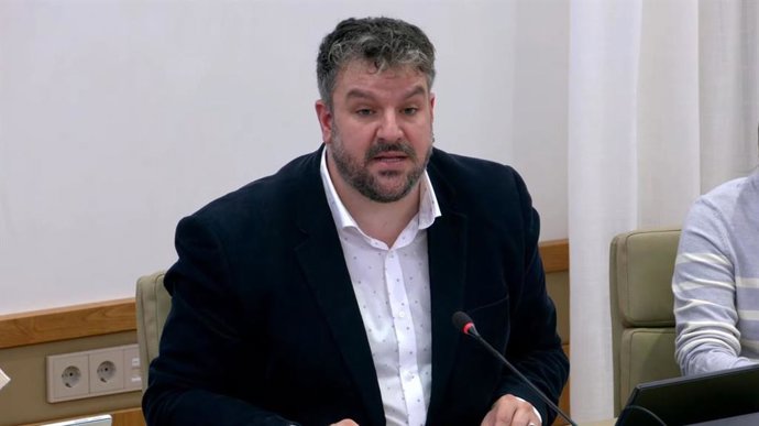 El diputado de MÉS per Mallorca Lluís Apesteguia, en la Comisión de Hacienda y Presupuestos del Parlament de este martes.