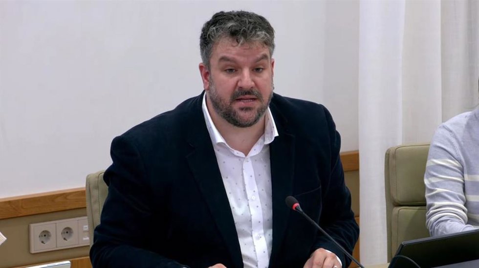 El diputado de MÉS per Mallorca Lluís Apesteguia, en la Comisión de Hacienda y Presupuestos del Parlament de este martes.