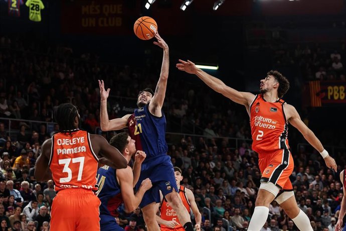 Archivo - Alex Abrines of FC Barcelona and Josep Puerto of Valencia Basket in action during the Liga Endesa ACB, match played between FC Barcelona and Valencia Basket at Palau Blaugrana on November 17, 2024 in Barcelona, Spain.