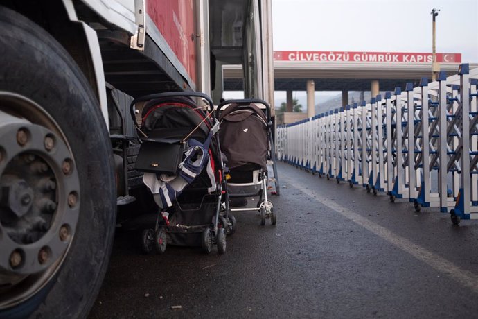 Archivo - December 12, 2024, Hatay, Turkey: Baby carriages seen in front of Cilvegozu border crossing. On December 8, 2024, Islamist-led opposition forces announced that they had captured the Syrian capital Damascus, allowed President Bashar al-Assad to f