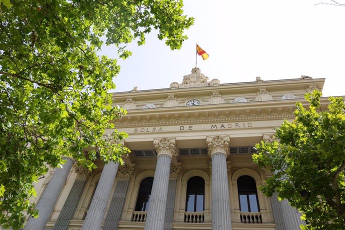 Archivo - Fachada del Palacio de la Bolsa, a 18 de julio de 2023, en Madrid (España). El Ibex 35 ha iniciado la sesión de hoy con una ligera subida del 0,02%, lo que ha llevado al selectivo hasta los 9.440,35 puntos, justo a pocos días de que arranque la 