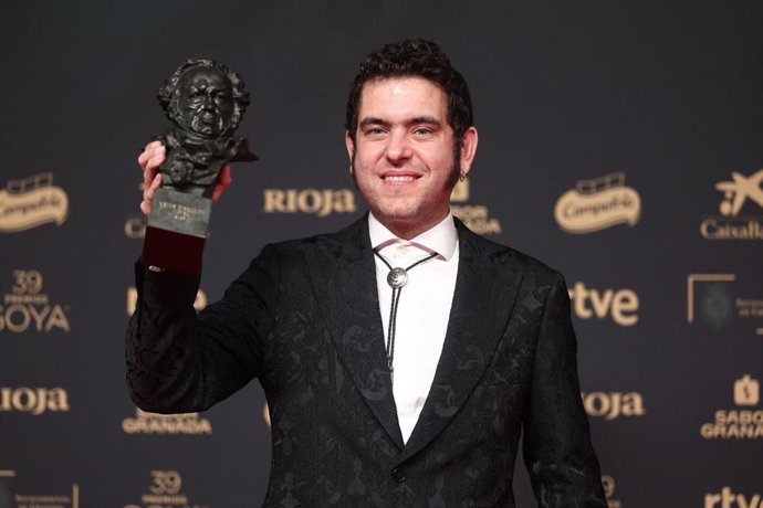 Javier Macipe posa tras recibir el Goya a Mejor Dirección Novel por 'La estrella azul' en la 39ª edición de los Premios Goya.