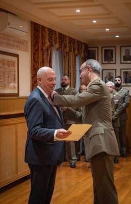 El presidente de la Cámara recibe el nombramiento de la mano del comandante general de Navarra.