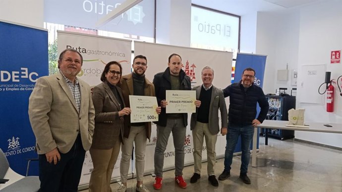 Entrega del primer premio de la Ruta Gastronómica Virgen Extra al restaurante Entre Fogones de Córdoba, por su tapa de alcachofa confitada en AOVE de Baena.
