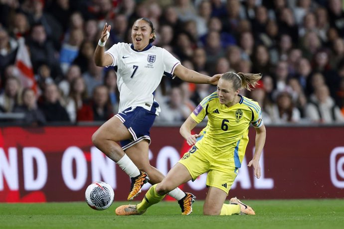 Archivo - 05 April 2024, United Kingdom, London: England''s Lauren James (L) and Sweden''s Magdalena Eriksson battle for the ball during the UEFA Women's Euro 2025 qualifying soccer match between England and Sweden at Wembley Stadium, London. Photo: Nigel