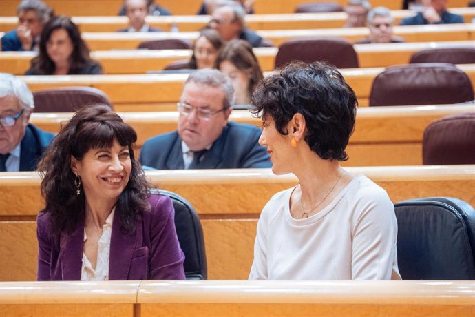 La ministra de Igualdad, Ana Redondo y la ministra de Inclusión, Seguridad Social y Migraciones, Elma Saiz, durante una sesión de control al Gobierno en el Senado, a 11 de febrero de 2025,