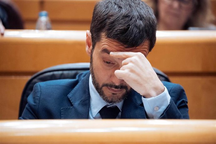 El ministro de Derechos Sociales, Consumo y Agenda 2030, Pablo Bustinduy, durante una sesión de control al Gobierno en el Senado, a 11 de febrero de 2025, en Madrid (España).