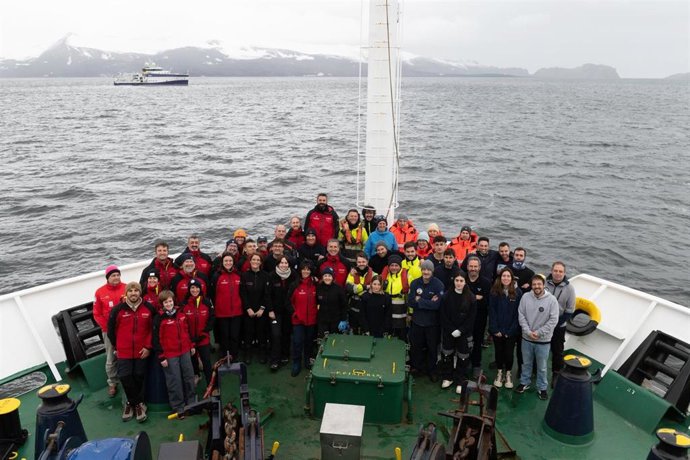La ministra de Ciencia, Innovación y Universidades, Diana Morant, ha visitado el buque oceanográfico ‘Sarmiento de Gamboa’,