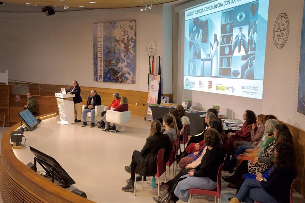 Jornada de divulgación 'Mujer y Ciencia. Ciencia hecha con los cinco sentidos' en la Universidad de Huelva.