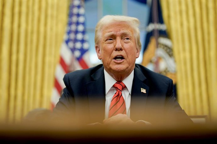 10 de fevereiro de 2025, Washington, Distrito de Columbia, EUA: O presidente dos EUA, DONALD TRUMP, fala durante a assinatura de uma ordem executiva no Salão Oval da Casa Branca em Washington, DC. Trump decretou uma tarifa de 25% sobre as importações de a