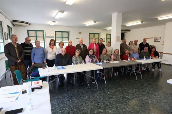 Eva Contador (centro) con los presidentes de las juntas de gobierno de los Centros de Participación Activa para Personas Mayores en las instalaciones de 'Osario Romano'.